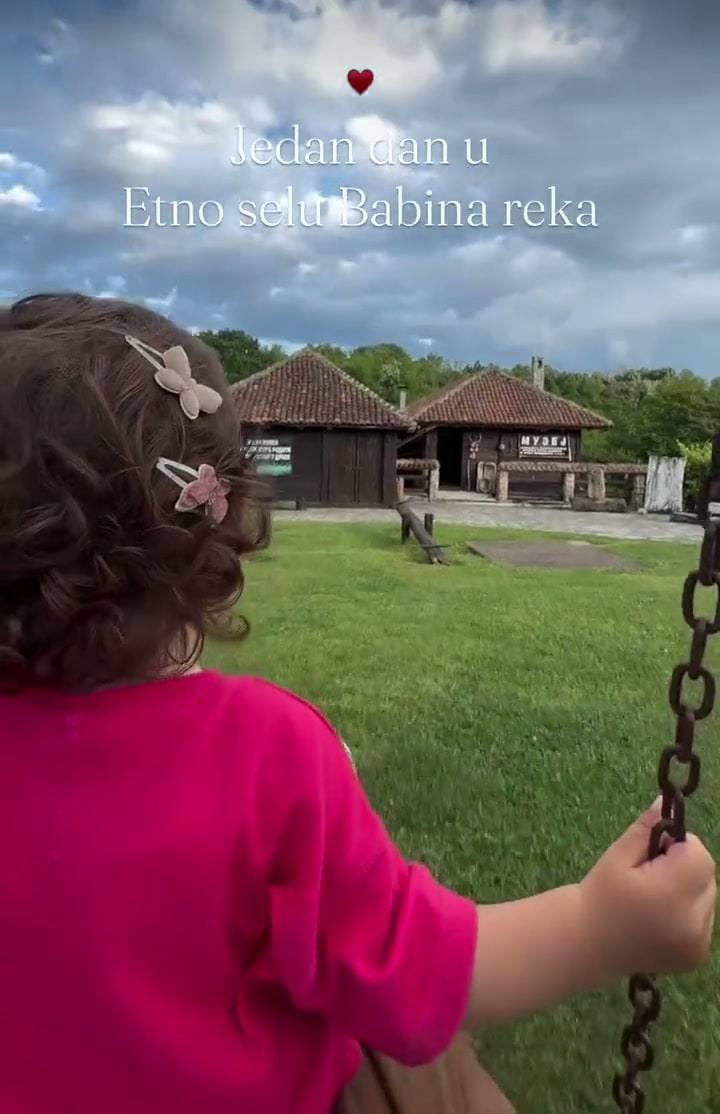 Jedan dan u selu: dete na ljuljašci, u muzeju, u korpi za ljuljanje, na livadi i kod magaraca