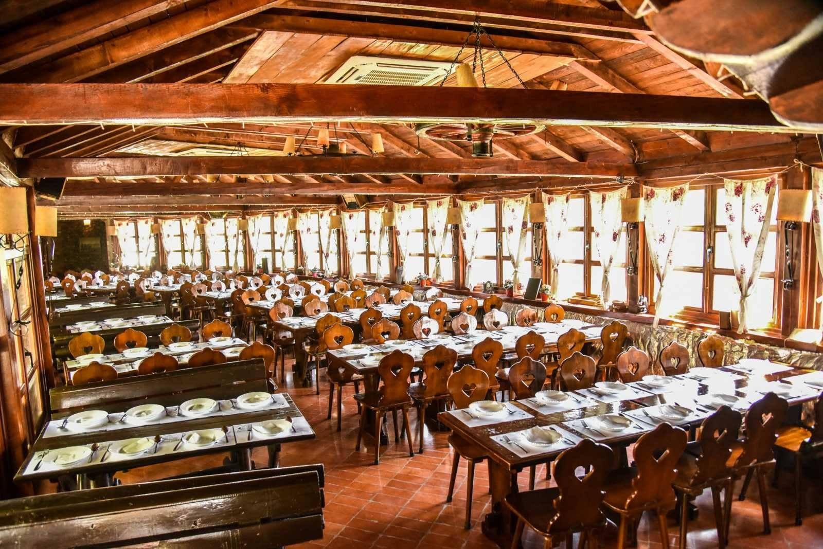 Restoran Bakina ljubav: drvene grede, prozori duž cele sale i stolice sa srcem