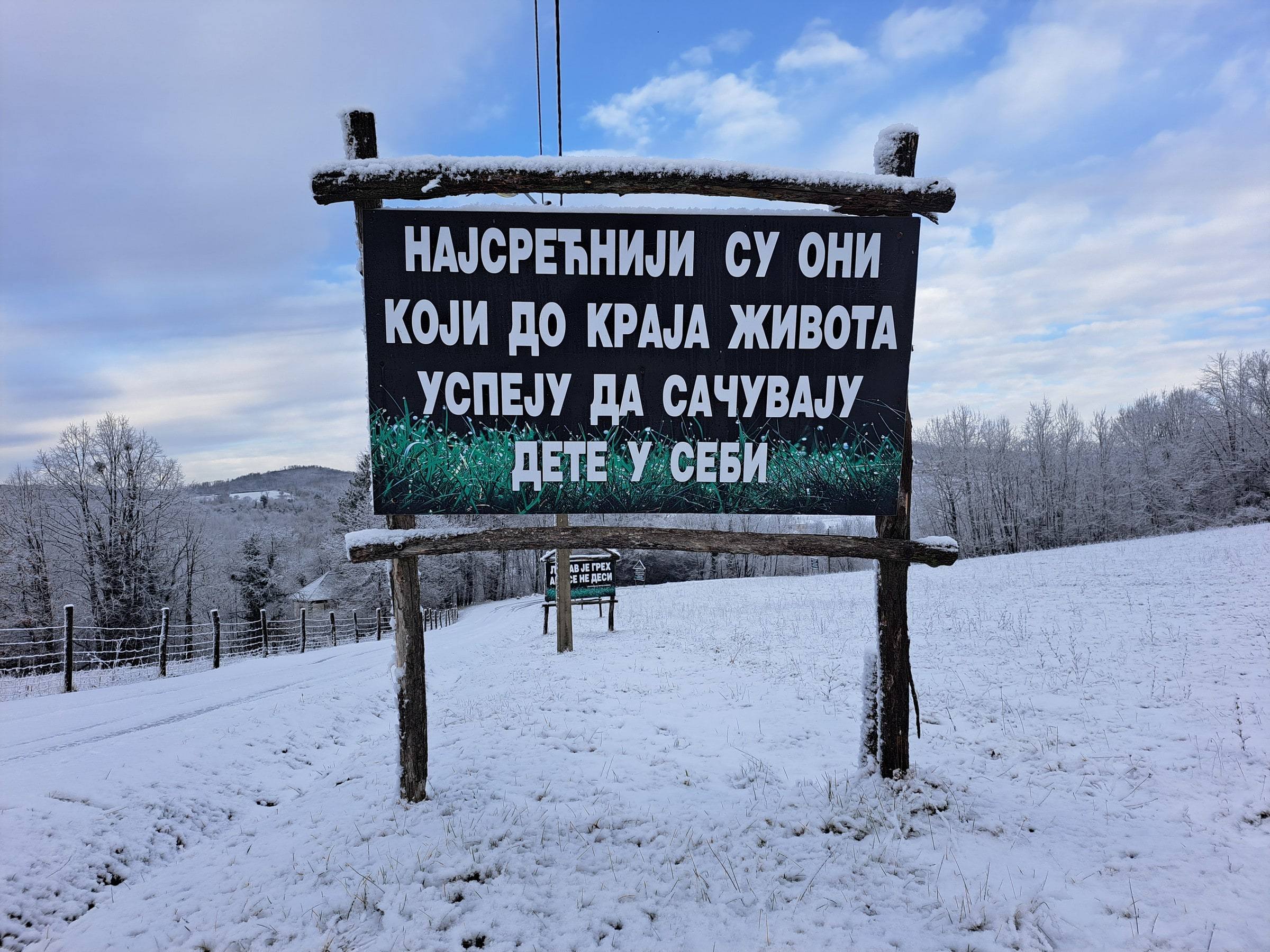 Tabla na snegu sa porukom „Najsrećniji su oni koji do kraja života uspeju da sačuvaju dete u sebi“
