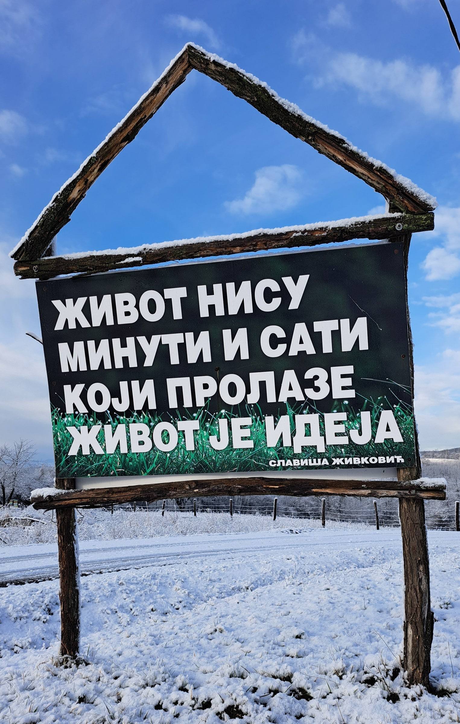 Tabla na snegu sa porukom „Život nisu minuti i sati koji prolaze, život je ideja“