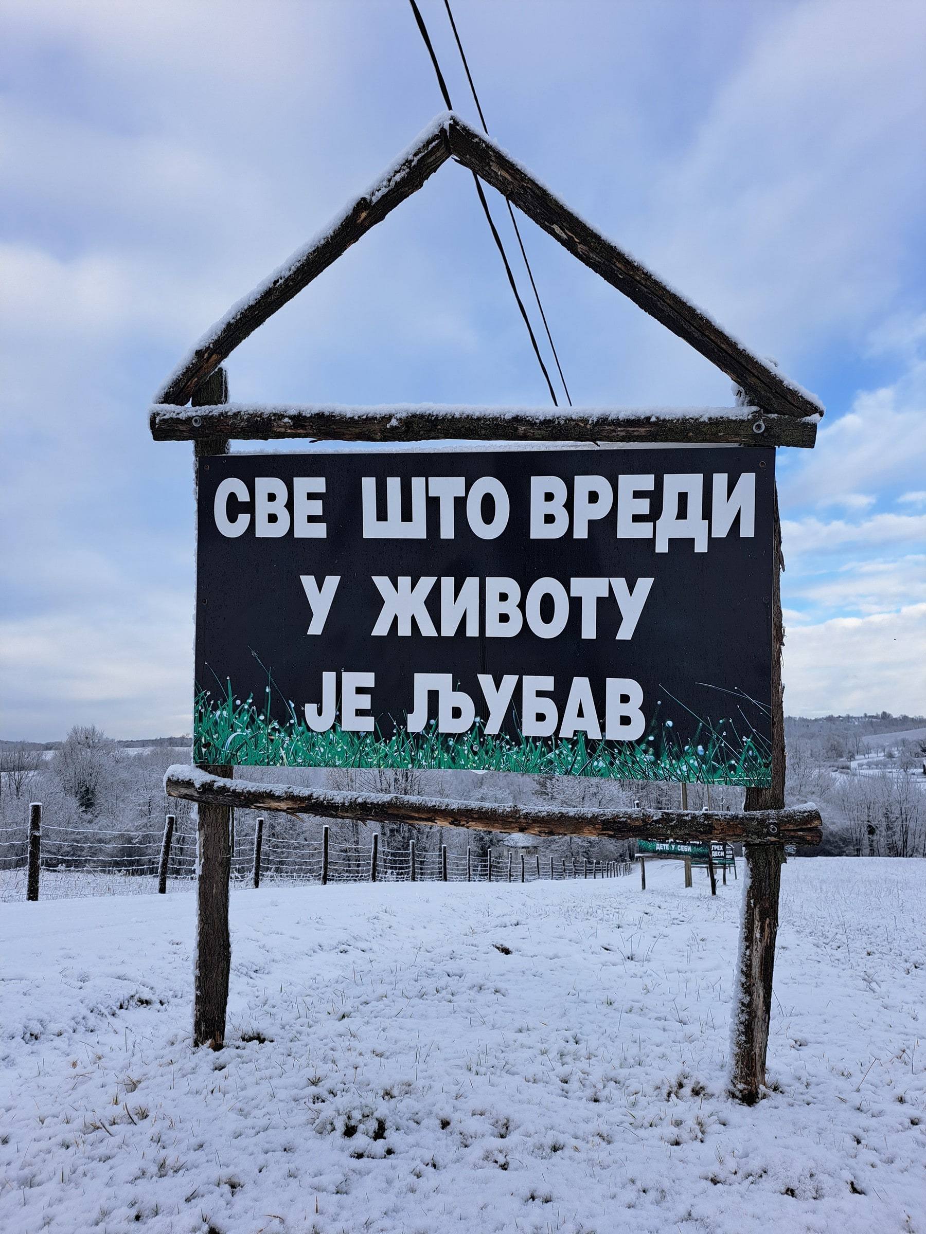 Tabla na snegu sa porukom „Sve što vredi u životu je ljubav“