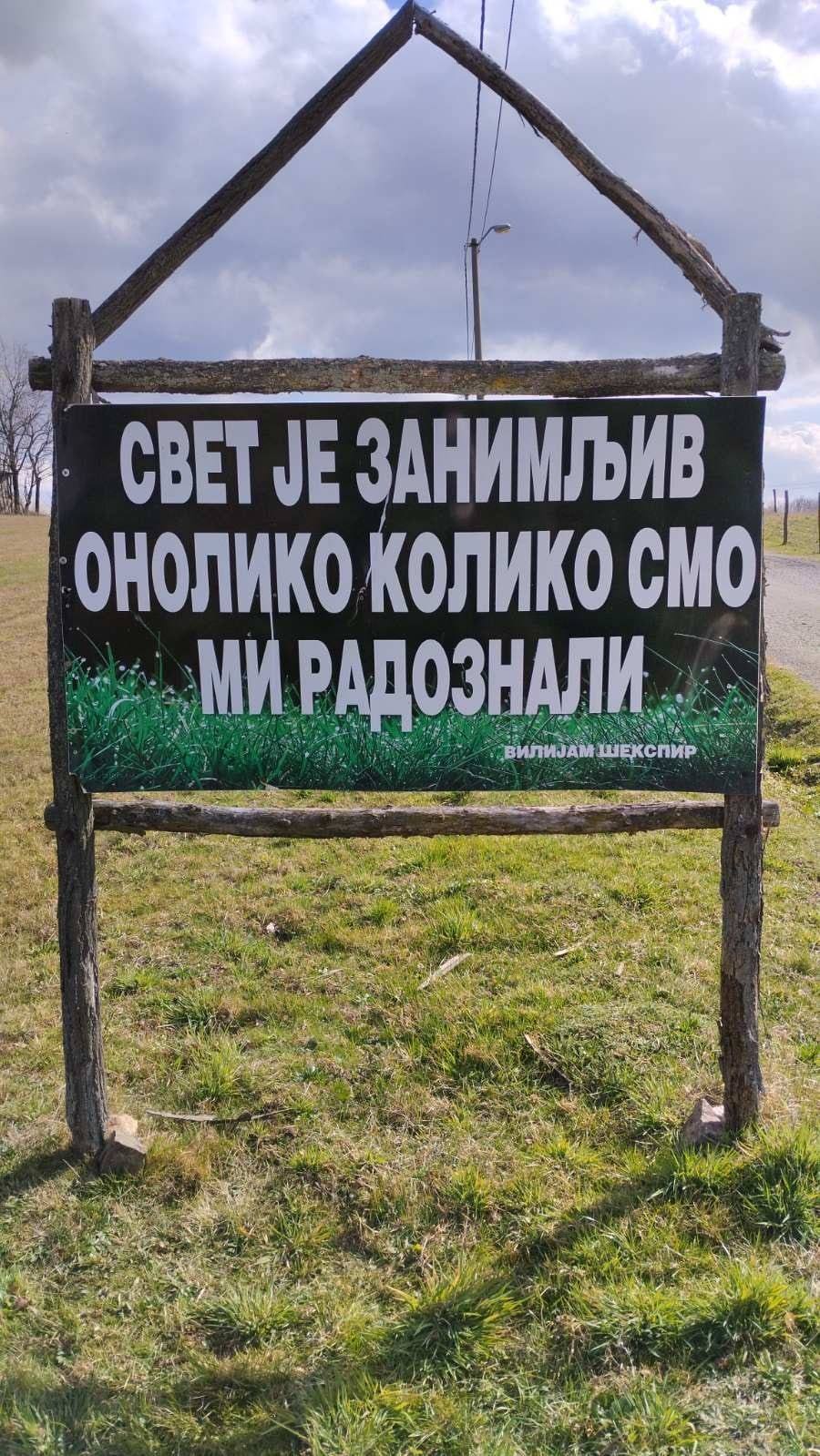 Tabla na livadi sa porukom „Svet je zanimljiv onoliko koliko smo mi radoznali“