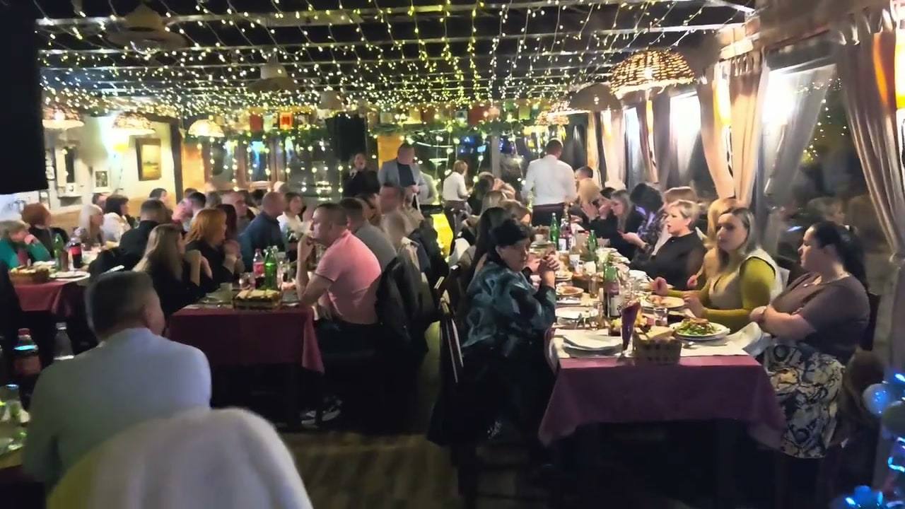 Proslava u restoranu Dobrica, puna sala pod lampicama