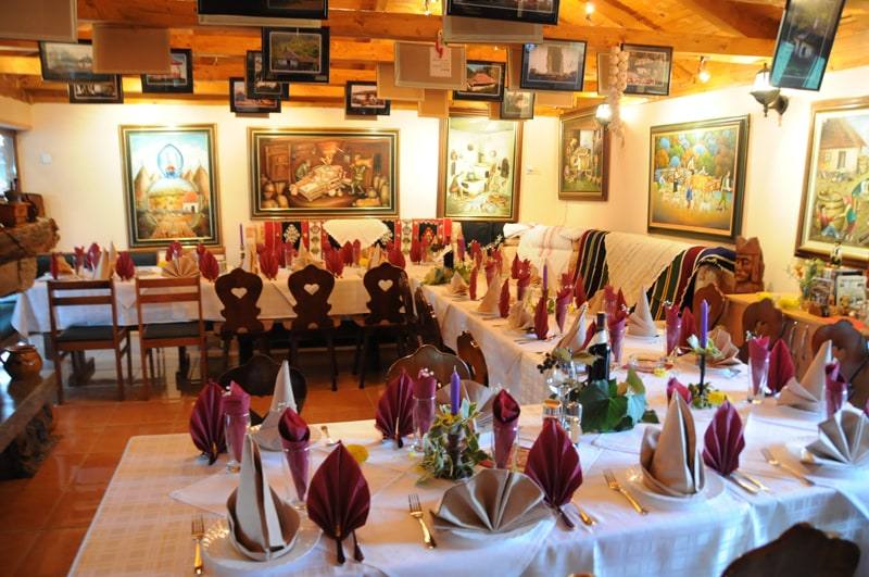 Restoran Galerija sa uramljenim slikama starih kuća