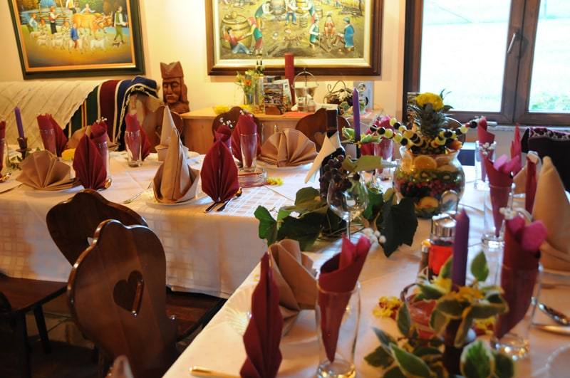 Restoran Galerija, sto za manju proslavu