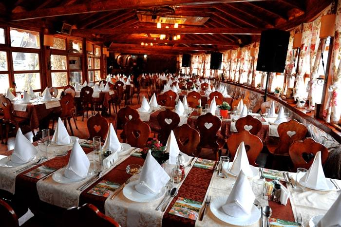 Restoran Bakina ljubav, postavljeni stolovi