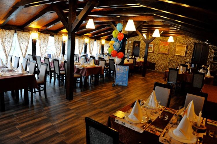 Restoran Dobrosav, slike naivnog slikara na zidu